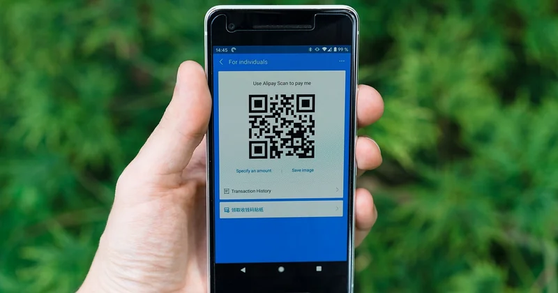Paiement mobile, carte virtuelle, badge télépéage : les fonctions qu'on découvre par hasard