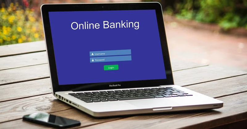 Les banques en ligne : pas toutes égales face à la critique