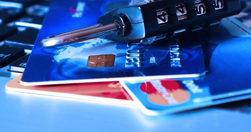 Qu'est-ce que la « fourniture d'une carte de débit » exactement ?